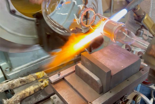 Soudure en verre d'un embout pour une fiole de chimie