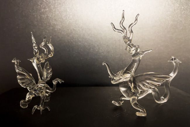 Sculpture de petits dragons en verre, emblèmes de la vallée du Gottéron et de l'équipe de hockey de la ville de Fribourg