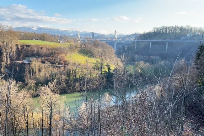 Vue panoramique du pont de la Poya et de la cathédrale Saint Nicolas. à Fribourg