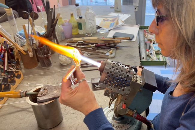 Réalisation d'une note de musique par soufflage de verre au chalumeau