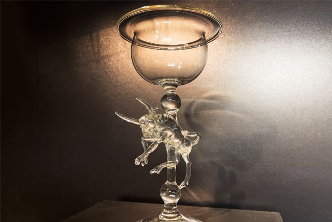 Bougeoir en verre avec pied sculpté, représentant le signe astrologique du taureau